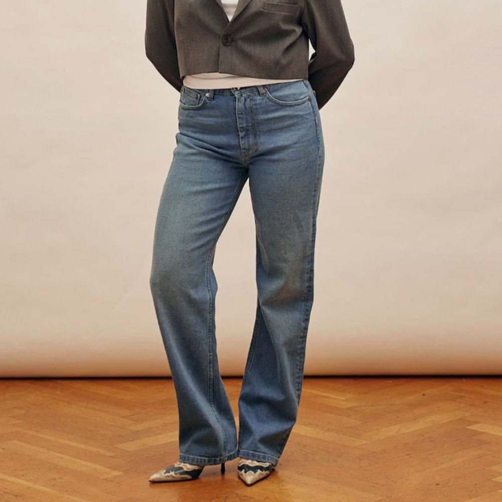 Djerf Avenue Straight Jeans in Mid Blue.